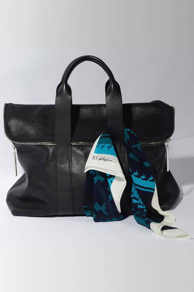 対象店舗・日程<br /><br />3.1 Phillip Lim AOYAMA｜11月7日～<br /> 新宿伊勢丹店 3階特設会場｜11月7日～13日<br />松屋銀座店｜11月7日～<br />銀座三越店｜11月7日～<br />ESTNATION 六本木ヒルズ店｜11月7日～<br />JR名古屋高島屋店｜11月7日、8日<br />うめだ阪急店｜11月7日～<br />横浜高島屋 3階｜11月7日～13日<br />JR大阪三越伊勢丹 3階コンテンポラリーセクションズ　リ・スタイル内｜11月7日～20日<br /><br />3.1 フィリップ リム<br />Tel. 03-5411-2870