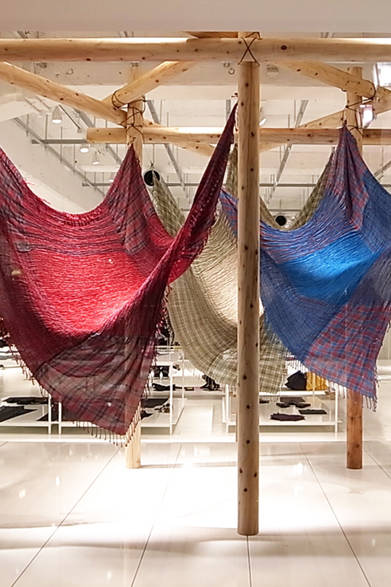 <br /><br /><strong>関 洋｜SEKI Hiroshi</strong><br />インテリアデザイナー。1966年静岡県生まれ。インテリアデザイナー真保毅氏に師事したのち、セキデザインスタジオ設立。店舗、住宅、家具、生活用品など、暮らしにかかわる空間とプロダクトのデザインを手がける。オリジナルブランド「素のもの」の企画販売もおこなっている。<br /><br />エルトブ テップ イッセイ ミヤケ / ギンザ<br />東京都中央区銀座4-4-5<br />Tel.03-3566-5225<br />www.elttobtep.com