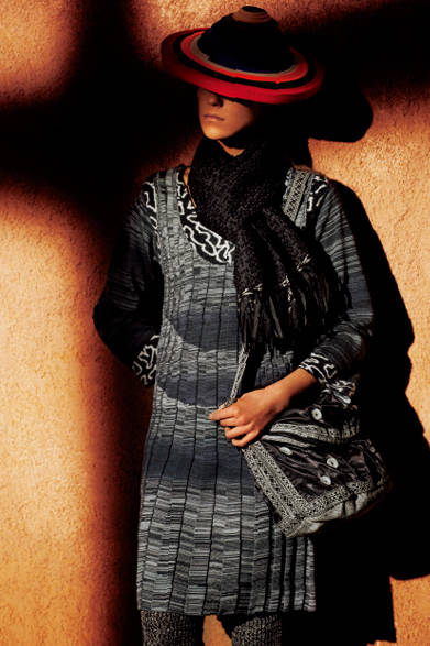 “MESOAMERICA”をテーマに、かつてメソアメリカに栄え、滅びた高度な文明、マヤのもの悲しさ、高地の強い光が生む深い色、各地で見られる素朴なドットやストライプを、HaaTならではのテキスタイルやシンプルなフォルムで表現した2012年秋冬コレクション。<br /><br />エルトブ テップ イッセイ ミヤケ / ギンザ<br />東京都中央区銀座4-4-5<br />Tel.03-3566-5225<br />www.elttobtep.com