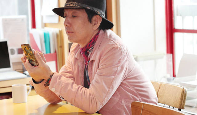 <strong>docomo｜ドコモ</strong>　ドコモ スマートフォン「SH-01E Vivienne Westwood」をはじめて手にするスタイリスト島津由行氏