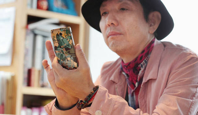 <strong>docomo｜ドコモ</strong>　起動アニメーションのワールズエンドの時計に驚く