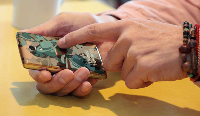 <strong>docomo｜ドコモ</strong>　カモフラージュ柄に、ヴィヴィアン・ウエストウッドのアイコンである“オーブモチーフ”をプラス