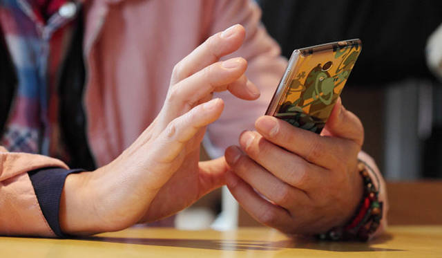 <strong>docomo｜ドコモ</strong>　自分の好きなブランドのものをいつも手にできるのは､ファンにはこの上ない幸せですねと言う