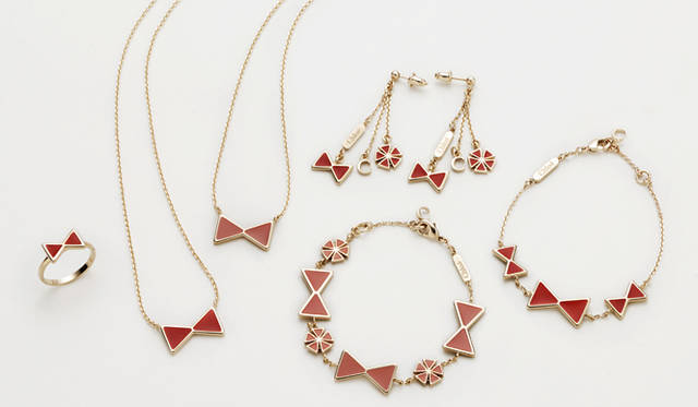 <strong>Chloé｜クロエ</strong>　左から時計回りに／リング「FARRAH」 1万6800円、ネックレス「FARRAH」 各2万2050円、ピアス「FARRAH」 2万6250円、ブレスレット「FARRAH」 2万3100円、ブレスレット「FARRAH」 2万8350円（すべてカラーはピンク、ホリーベリー、アイシ―ミントの3色展開）