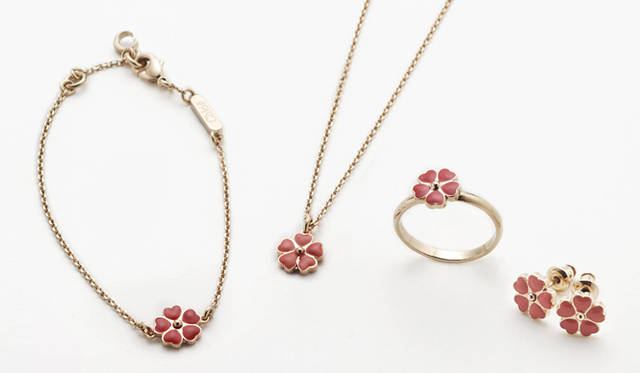 <strong>Chloé｜クロエ</strong>　左から／ブレスレット「POLLY」 1万6800円、ネックレス「POLLY」 1万9950円、リング「POLLY」 1万5750円、ピアス「POLLY」 1万6800円（すべて日本限定、カラーはピンク、ホリーベリーの2色展開）