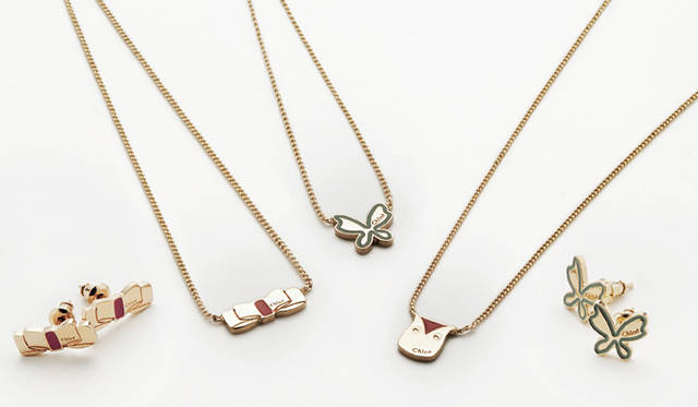 <strong>Chloé｜クロエ</strong>　左から／ピアス「CLEO」 1万4700円、ネックレス「CLEO」各2万5200円、ピアス「CLEO」 1万4700円（すべてカラーはピンク、アイシ―ミント、ライトゴールド、クリスタル＜一部価格異なる＞の4色展開）