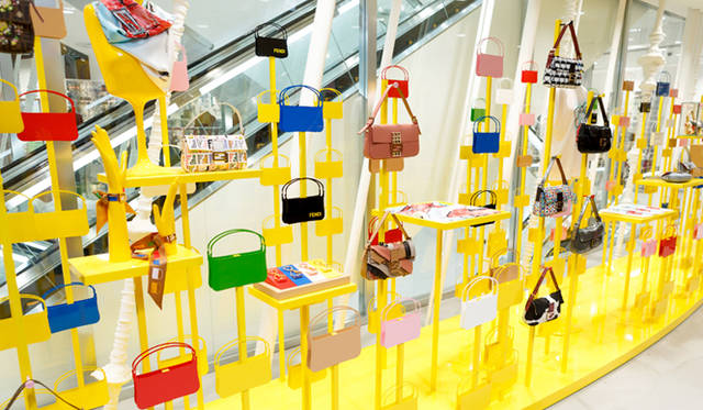 <strong>FENDI｜フェンディ</strong>　復刻モデルやアーティストとのコラボレーションなど、特別なバケットを展示