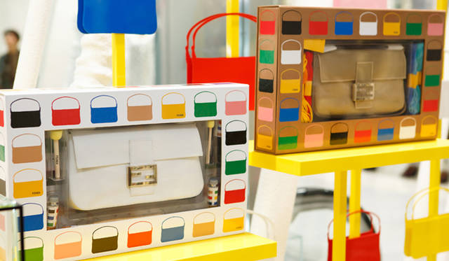 <strong>FENDI｜フェンディ</strong>　左からバケットペイントキット 11万8650円、刺繍キット 13万4400円