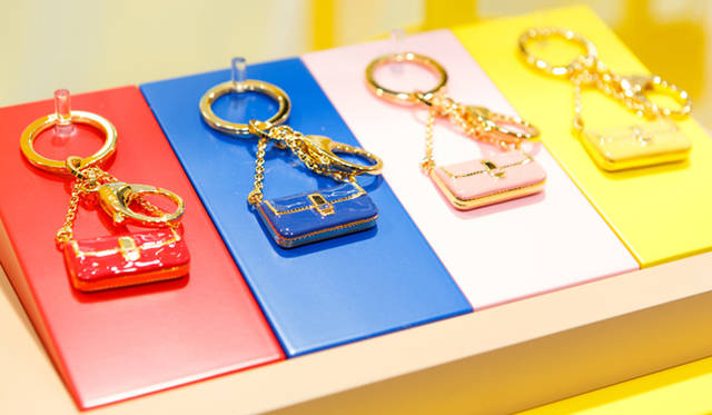 <strong>FENDI｜フェンディ</strong>　バケット型チャーム　各3万5700円