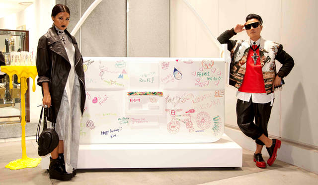 <strong>FENDI｜フェンディ</strong>　左からユーンさん、ヴァーバル（m-flo）さん