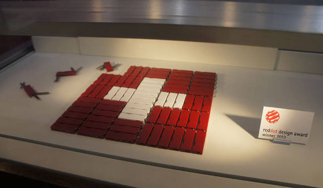 <strong>VICTORINOX｜ビクトリノックス</strong>　スイス国旗を模した展示も