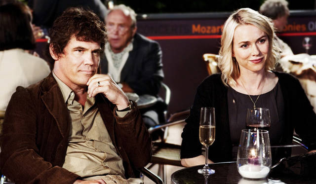 <strong>『恋のロンドン狂騒曲』</strong>　経済的不安や子づくりなど結婚生活にまつわる諸問題をこれでもかと抱え込んだ30代の夫婦サリー＆ロイにナオミ・ワッツとジョシュ・ブローリン　© 2010 Mediapro, Versátil Cinema & Gravier Production, Inc