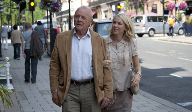 <strong>『恋のロンドン狂騒曲』</strong>　アンソニー・ホプキンス、ナオミ・ワッツ　© 2010 Mediapro, Versátil Cinema & Gravier Production, Inc