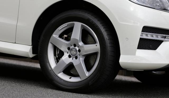 <strong>Mecedes-Benz M Class ML350 4MATIC BlueEFFICIENCY｜<br />メルセデス・ベンツ Mクラス  ML350 4マチック ブルー エフィシエンシー</strong><br />AMGパッケージ専用装備となる19インチの5本スポークAMGアルミニウムホイールとブレーキキャリパー、ドリルドベンチレーテッドブレーキディスク