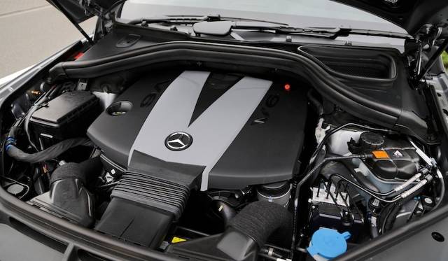 <strong>Mecedes-Benz M Class ML350 BlueTEC 4MATIC｜<br />メルセデス・ベンツ Mクラス  ML350 ブルーテック 4マチック</strong><br />最高出力190 kW（258 ps）、最大トルク620 Nmを発生する、3リッターV型6気筒ディーゼルターボエンジン