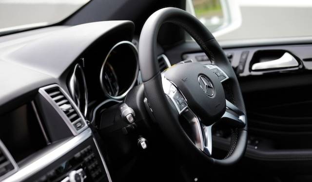 <strong>Mecedes-Benz M Class｜メルセデス・ベンツ Mクラス</strong><br />AMGスポーツパッケージ車にはナッパレザーのスポーツステアリングやナッパレザーのスポーツシート、ステンレスペダル等が装着される