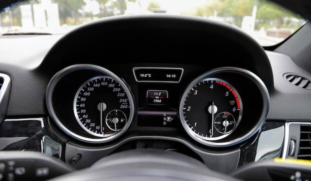 <strong>Mecedes-Benz M Class ML350 BlueTEC 4MATIC｜<br />メルセデス・ベンツ Mクラス  ML350 ブルーテック 4マチック</strong><br />ガソリンエンジンモデルでは8,000回転まで刻まれるタコメーターだが、ディーゼルエンジンモデルでは6,000回転までとなる。