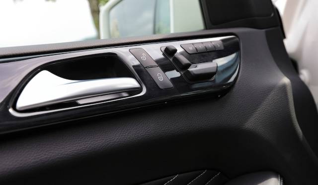 <strong>Mecedes-Benz M Class｜メルセデス・ベンツ Mクラス</strong><br />コンフォートパッケージ車には、メモリー付きパワーシートや電動ランバサポート、シートピーターなどが装着される