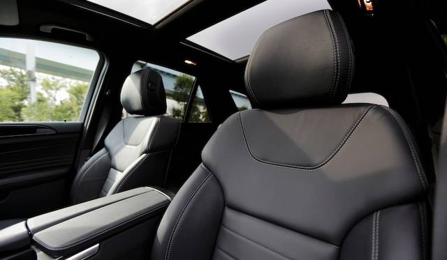 <strong>Mecedes-Benz M Class｜メルセデス・ベンツ Mクラス</strong><br />AMGスポーツパッケージに装着される、ナッパレザーと本革のスポーツシート