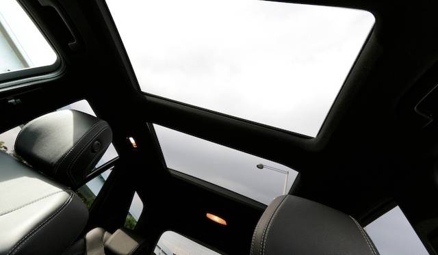 <strong>Mecedes-Benz M Class｜メルセデス・ベンツ Mクラス</strong><br />パノラミックスライデイングルーフは20万円のオプション