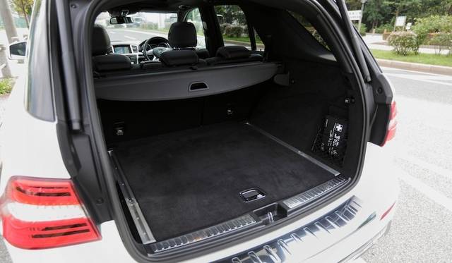 <strong>Mecedes-Benz M Class ML350 4MATIC BlueEFFICIENCY｜<br />メルセデス・ベンツ Mクラス  ML350 4マチック ブルー エフィシエンシー</strong><br />ラゲッジスペースは通常690リットル。最大2,010リットルまで拡大できる