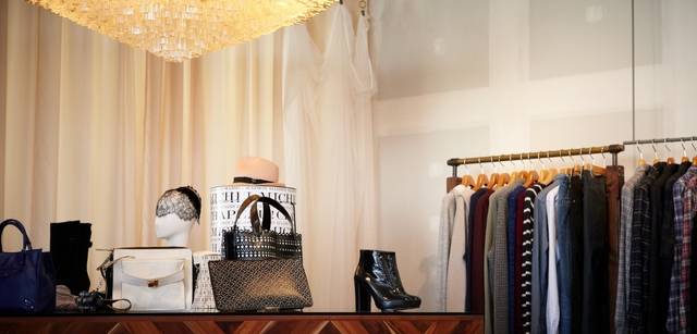 <strong>idea by SOSU｜イデア バイ ソスウ</strong>　一面がすべて窓になった解放感溢れるモダンなインテリアの店内は、昼にはあたたかい陽が心地よく、夜は街の賑わいを眼下に、ゆったりとした時間が流れる。ショップはウィメンズアイテムだけでなくメンズアイテムも揃うユニセックスでの展開となっているので、彼を誘ってみるのもいいだろう。