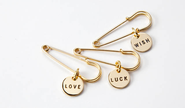 <strong>PAUL BY PAUL SMITH｜ポール バイ ポール・スミス</strong>　カラフルな色をまとってハッピーに！　「ウィンター・ブライツ」コレクション<br />マフラー付きニットアイテムに付属するメッセージピンチャーム