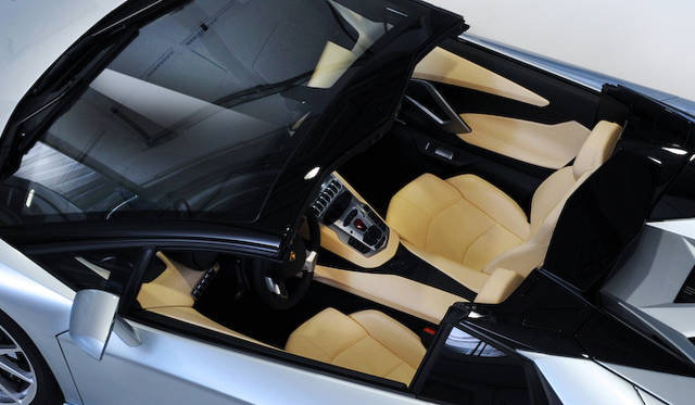 <strong>Lamborghini Aventador LP 700-4 Roadster｜ランボルギーニ アヴェンタドール LP700-4 ロードスター</strong>
