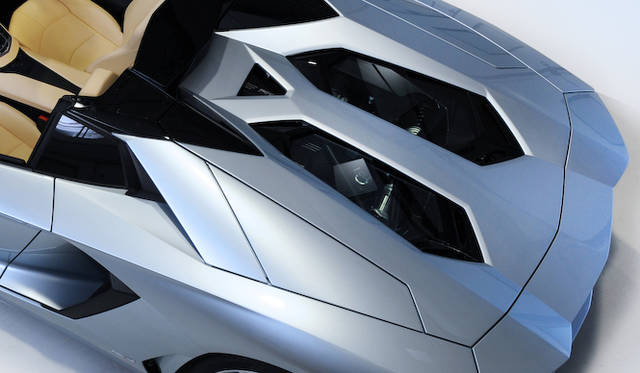 <strong>Lamborghini Aventador LP 700-4 Roadster｜ランボルギーニ アヴェンタドール LP700-4 ロードスター</strong>