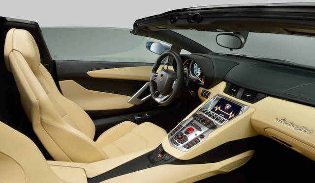 <strong>Lamborghini Aventador LP 700-4 Roadster｜ランボルギーニ アヴェンタドール LP700-4 ロードスター</strong>