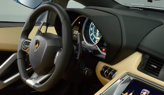 <strong>Lamborghini Aventador LP 700-4 Roadster｜ランボルギーニ アヴェンタドール LP700-4 ロードスター</strong>