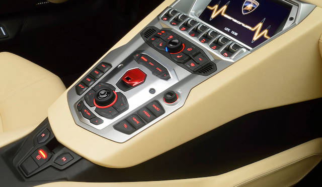 <strong>Lamborghini Aventador LP 700-4 Roadster｜ランボルギーニ アヴェンタドール LP700-4 ロードスター</strong>