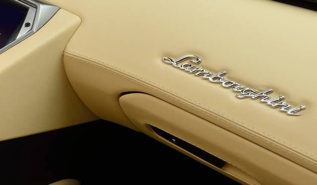 <strong>Lamborghini Aventador LP 700-4 Roadster｜ランボルギーニ アヴェンタドール LP700-4 ロードスター</strong>