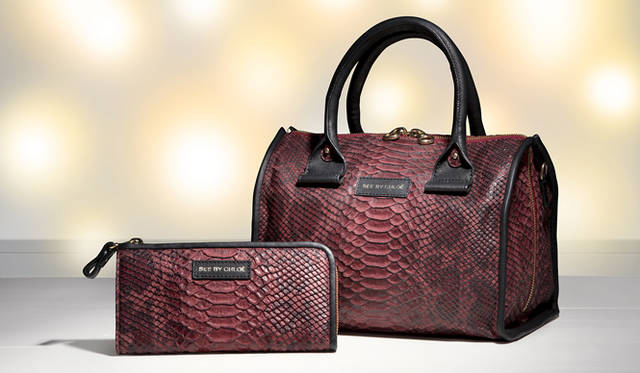 <strong>SEE BY CHLOÉ｜シー バイ クロエ</strong>　クリスマスコレクション 2012「APRIL（エイプリル）」（梅田阪急限定）<br />左から ロングウウォレット 2万8350円、2wayボストンバッグ 6万3000円