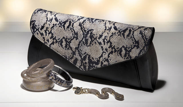 <strong>SEE BY CHLOÉ｜シー バイ クロエ</strong>　クリスマスコレクション 2012<br />左から時計まわりに 3連バングル 6300円、パイソンバングル 7350円、クラッチバッグ「ANNA」 4万3050円、 キーチャーム「SNAKE KEY RING（スネーク キーリング）」 8400円