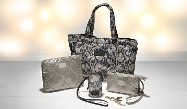 <strong>SEE BY CHLOÉ｜シー バイ クロエ</strong>　クリスマスコレクション 2012「PEONY（ピオニー）」<br />左から時計まわりに iPadケース 1万500円、トートバッグ 1万8900円、クロスボディバッグ　1万4700円、キーチャーム「SEE BY CHLOÉ LETTERS（シー バイ クロエ レター）」　9450円、iPhoneケース 9450円