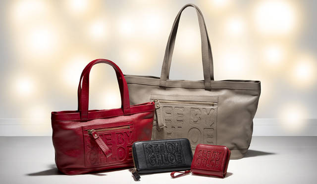 <strong>SEE BY CHLOÉ｜シー バイ クロエ</strong>　クリスマスコレクション 2012「ZIP FILE（ジップファイル）」<br />左から時計まわりに ミニトートバッグ 3万8850円、トートバッグ 4万7250円、スクエアウォレット 2万1000円、ロングウォレット 2万7300円