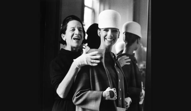 <strong>『ダイアナ・ヴリーランド 伝説のファッショニスタ』｜</strong>　左からダイアナ・ヴリーランド、“ミニの女王”と呼ばれたツィギー　 © MAGO MEDIA, INC. ALL RIGHTS RESERVED