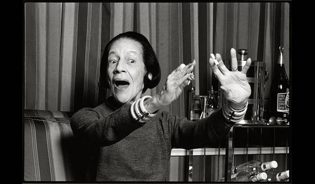 <strong>『ダイアナ・ヴリーランド 伝説のファッショニスタ』｜</strong>　華麗なるファッション界の中心に50年間にもわたって君臨　 © MAGO MEDIA, INC. ALL RIGHTS RESERVED