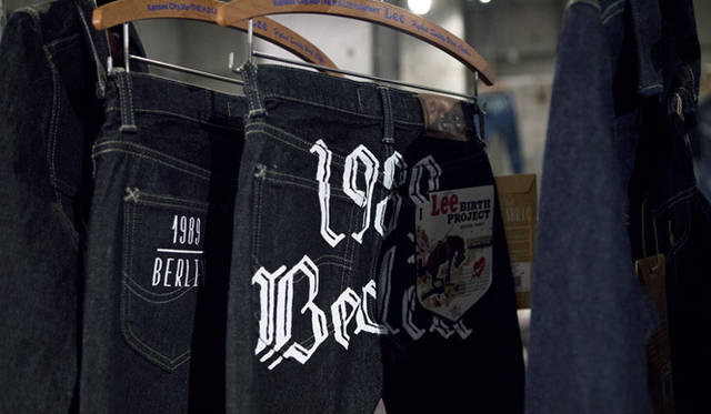 <strong>REBIRTH PROJECT｜リバースプロジェクト</strong>  8つの年号に合わせたデザインを、デニムパンツやデニムジャケットにのせた
