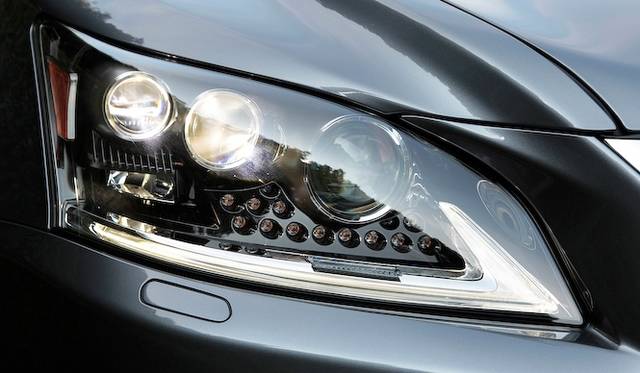 <strong>Lexus LS 600h F Sport｜レクサス LS 600h F スポーツ</strong><br />前方のカメラで対向車を識別し、その部分だけ自動的に照射光をさえぎる「ADB（配光可変ヘッドランプ）」を採用