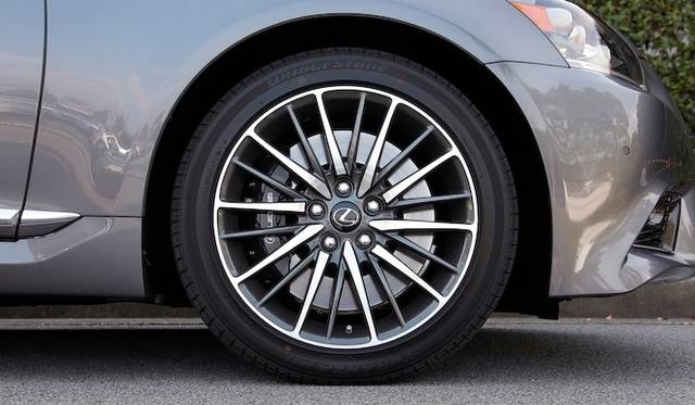 <strong>Lexus LS 600h F Sport｜レクサス LS 600h F スポーツ</strong><br />Fスポーツ専用のスポーツサスペンション装着で車高は10mmローダウンしている