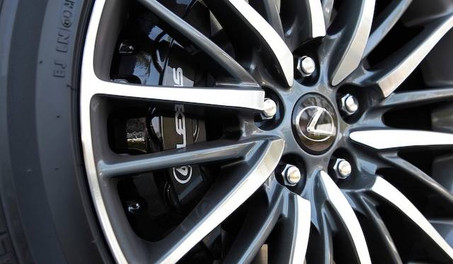 <strong>Lexus LS 600h F Sport｜レクサス LS 600h F スポーツ</strong><br />ブレーキはブレンボ製の対向6ポッドキャリパーを採用