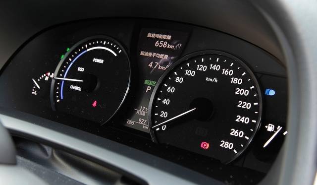 <strong>Lexus LS 600h F Sport｜レクサス LS 600h F スポーツ</strong><br />ハイブリッドインジケーターとタコメーターの切り替え機能が付いたオブティトロンメーター。よく見るとタコメーターの文字盤がうっすら見える
