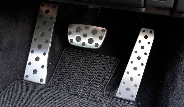 <strong>Lexus LS 600h F Sport｜レクサス LS 600h F スポーツ</strong><br />スポーティなアルミフットペダルプレートは専用装備