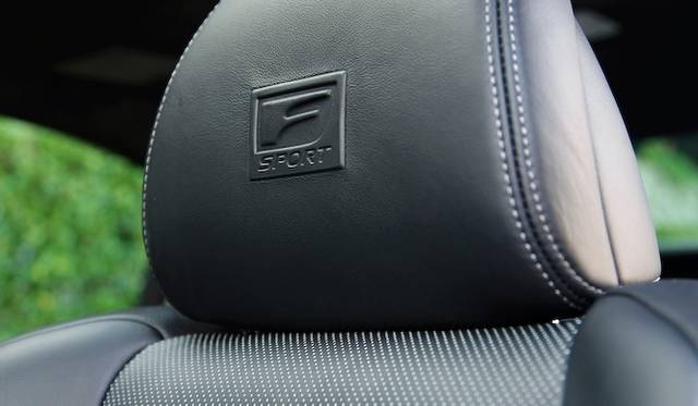 <strong>Lexus LS 600h F Sport｜レクサス LS 600h F スポーツ</strong><br />Fスポーツ専用となるロゴ入りの本革スポーツシート。ホールド性は良好だ