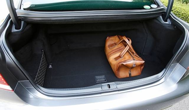 <strong>Lexus LS 600h F Sport｜レクサス LS 600h F スポーツ</strong><br />トランク容量は420リットル。バッテリーを搭載しているぶん、「LS460」の560リットルよりは少ないがそれでも奥行きは広く、ゴルフバッグが4個入るサイズだという