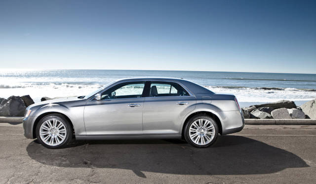 <strong>Chrysler 300｜クライスラー 300</strong>　写真は本国仕様車