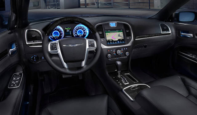 <strong>Chrysler 300｜クライスラー 300</strong>　写真は本国仕様車