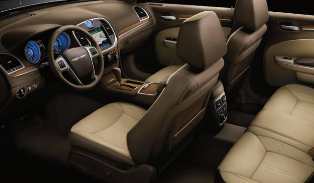 <strong>Chrysler 300C Luxury｜クライスラー 300C ラグジュアリー</strong>　写真は本国仕様車